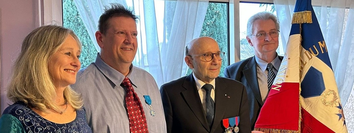 Remise de l’insigne de chevalier à Fabrice BODET par Armand DELCLOS