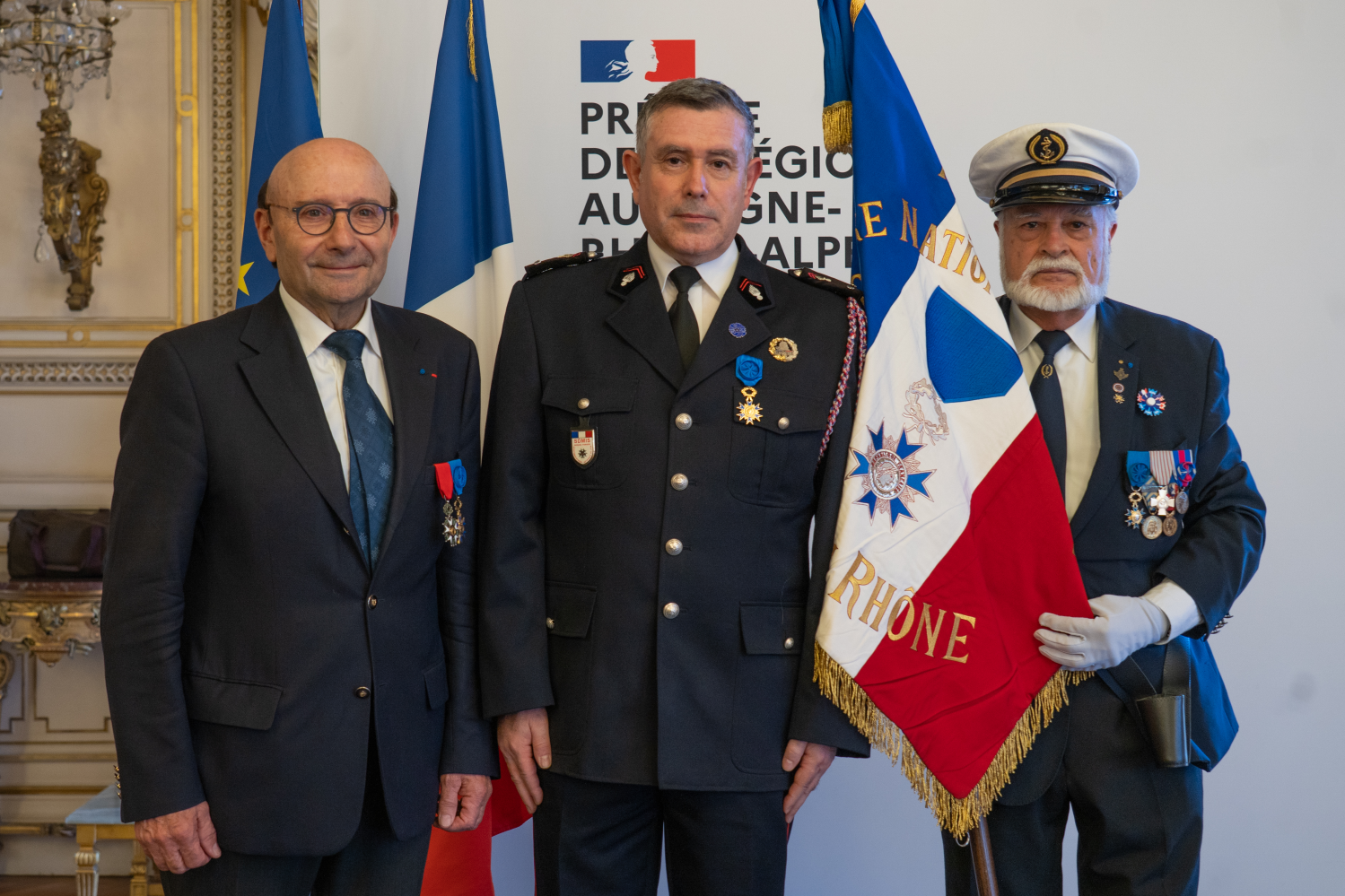 remise de l’insigne d'officier de l'ONM au Contrôleur Général Emmanuel CLAVAUD