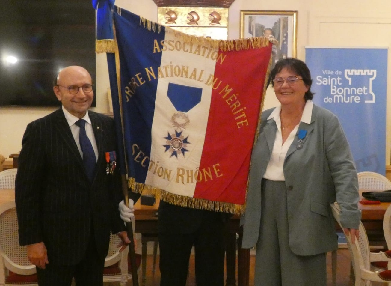 Remise de l’insigne de Chevalier de l'ONM à Madame Hélène VAN DORT