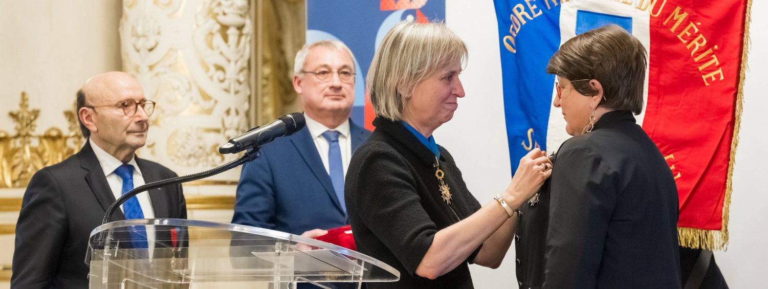 remise de l’insigne chevalier de l'ONM à Madame Patricia GROS-MICOL par Madame Fabienne BUCCIO Préfète du Rhône