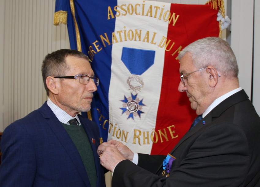 Remise de l’insigne d'officier à Jean-Jacques LEHOT par Emmanuel SEGRETAIN